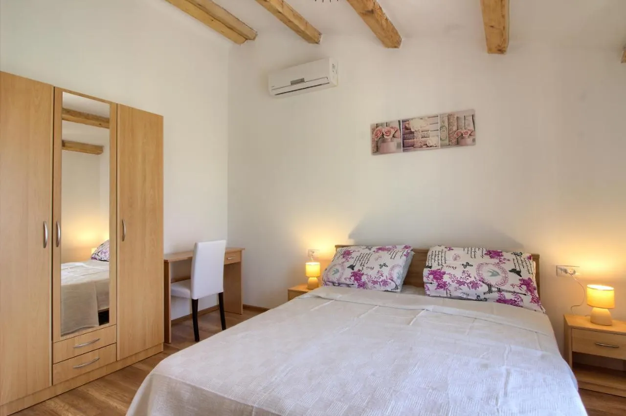 Charming Villa Seve With Private Pool In Póla 0*,